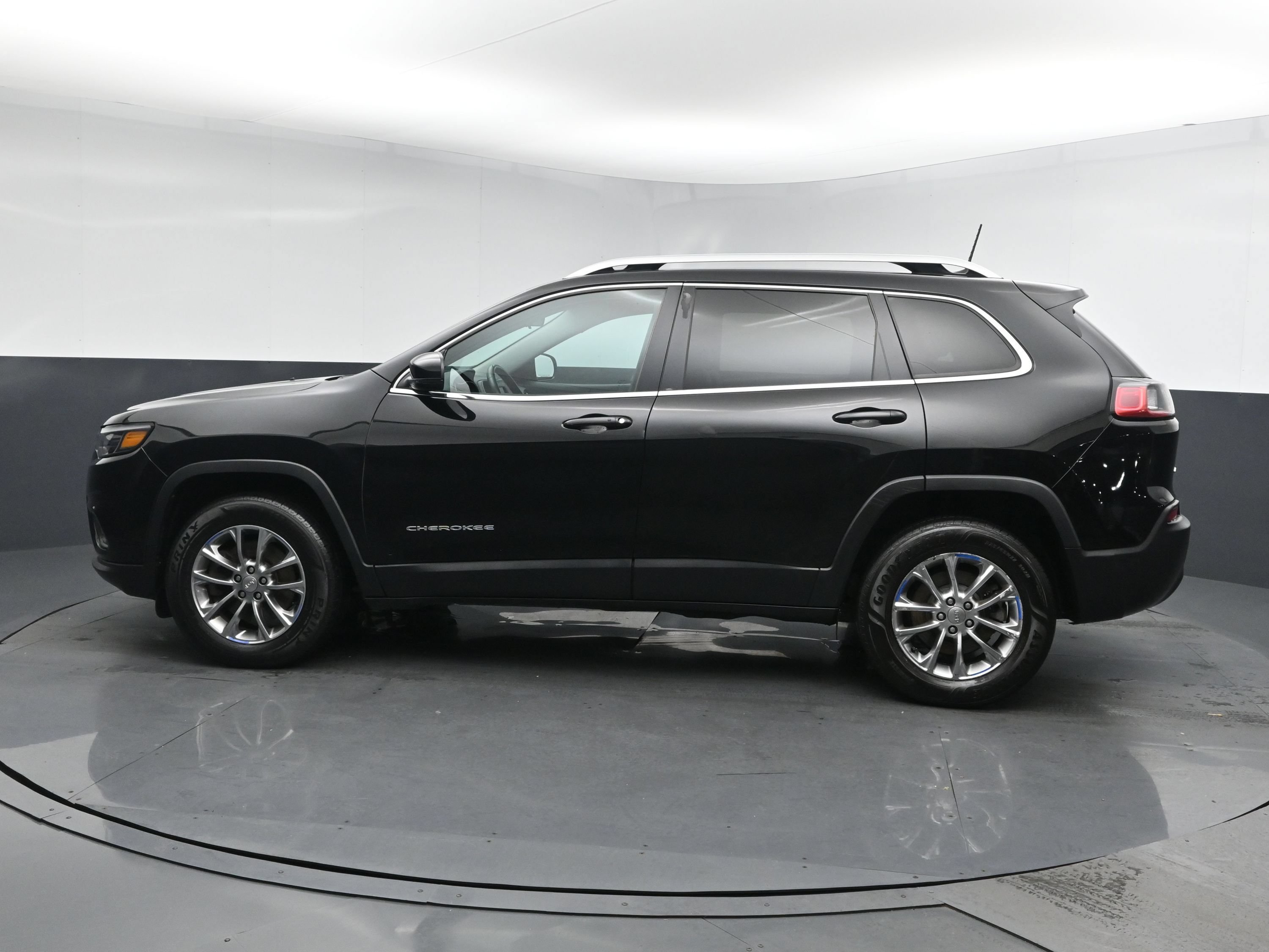 Used 2019 Diamond Black Crystal Pearlcoat Jeep Latitude Plus image 4