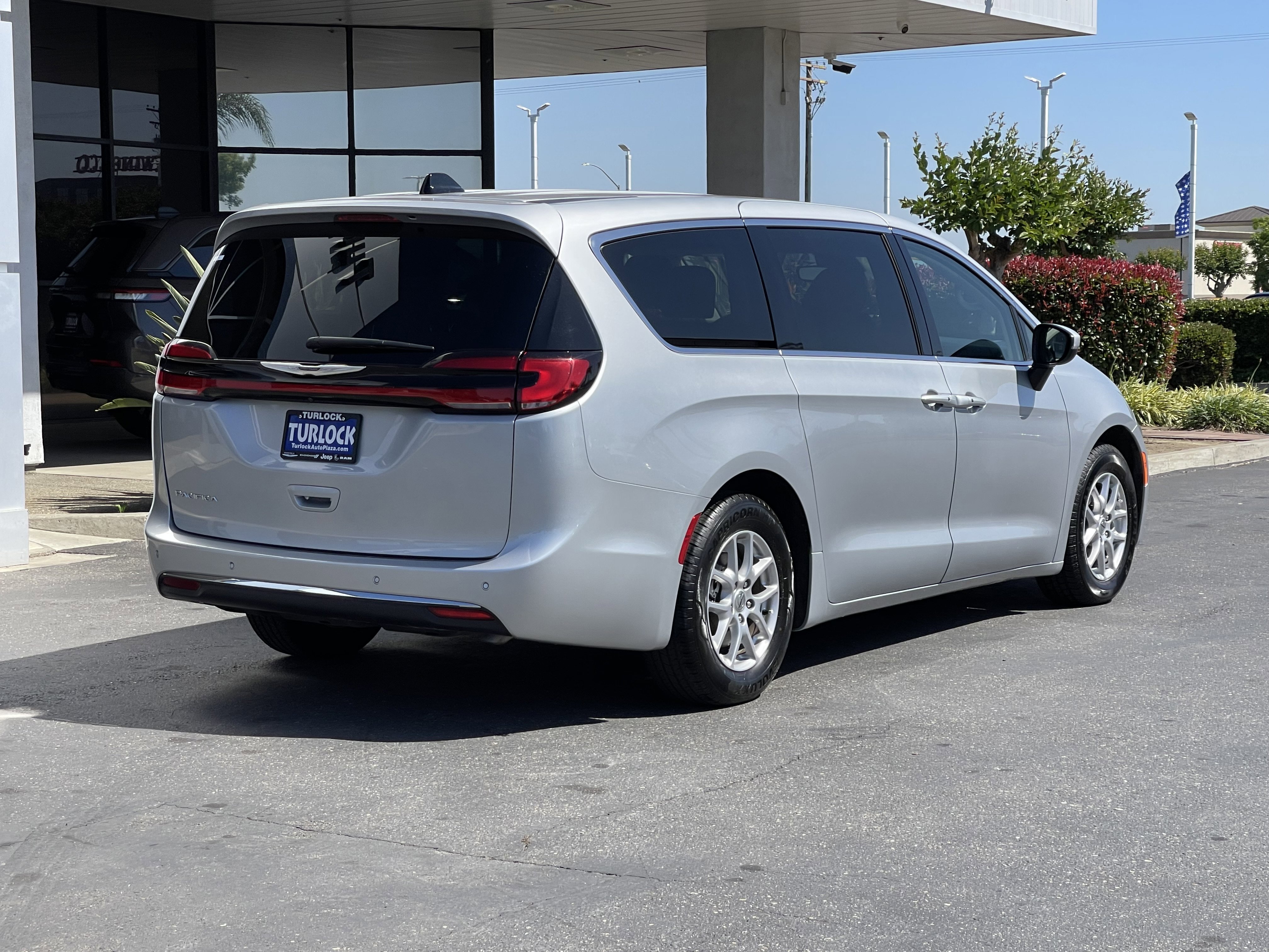 Used 2023 Silver Chrysler Touring L image 11
