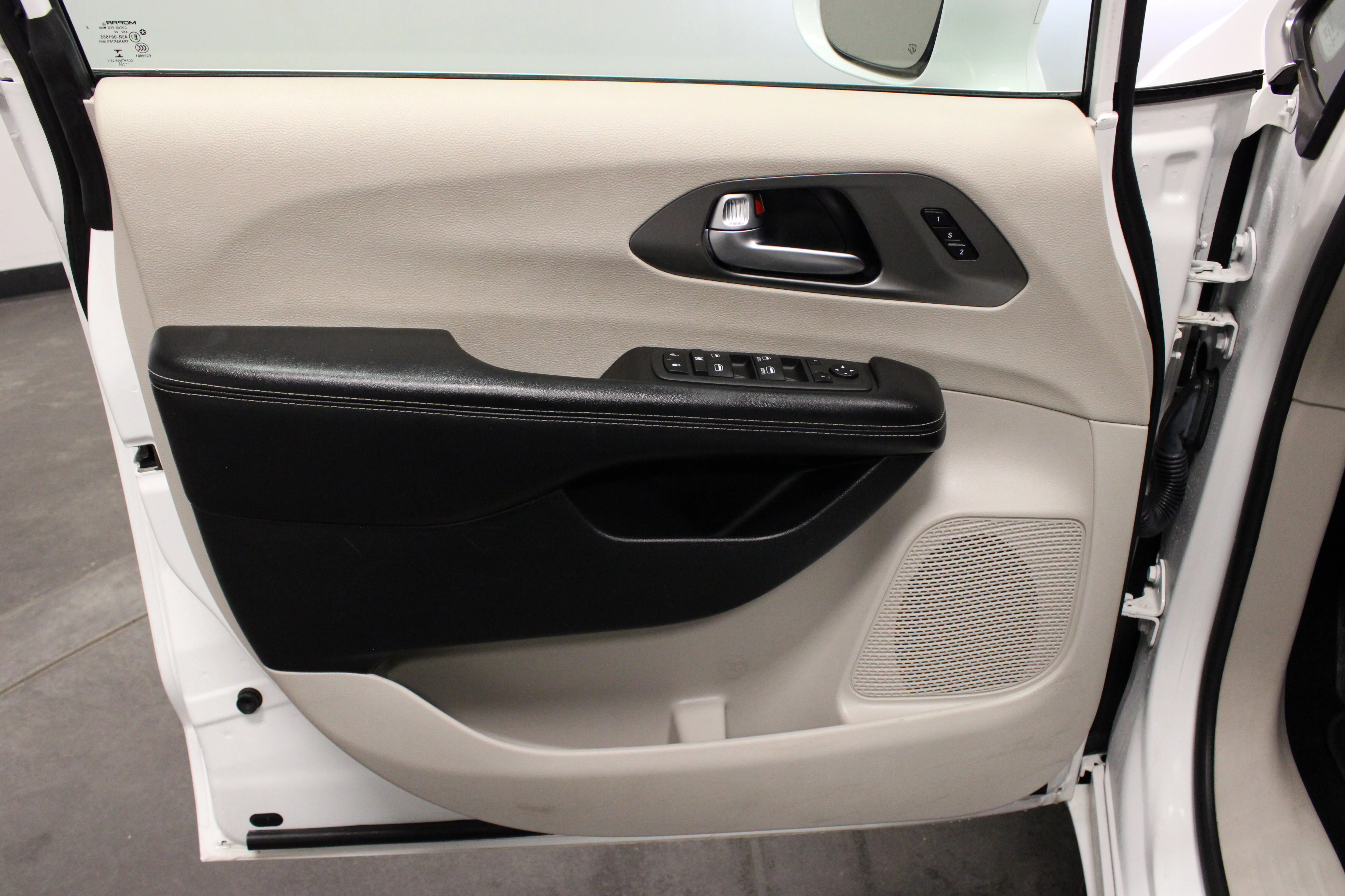 Used 2022 Bright White Clearcoat Chrysler Touring L image 19