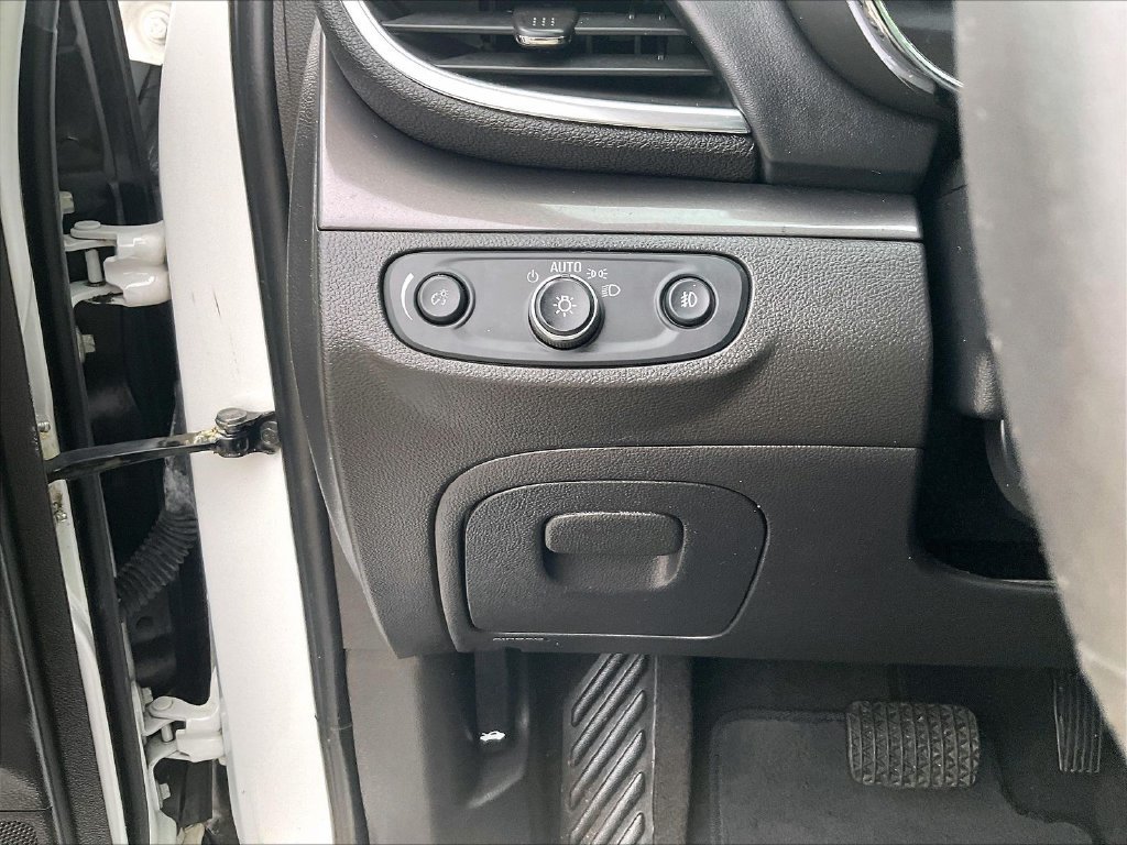 Used 2017 White Buick Essence image 27