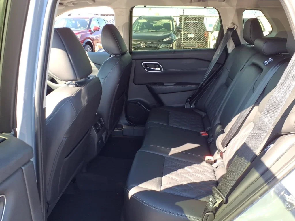 New 2026 Boulder Gray Pearl / Super Black Two-tone Nissan Platinum image 7