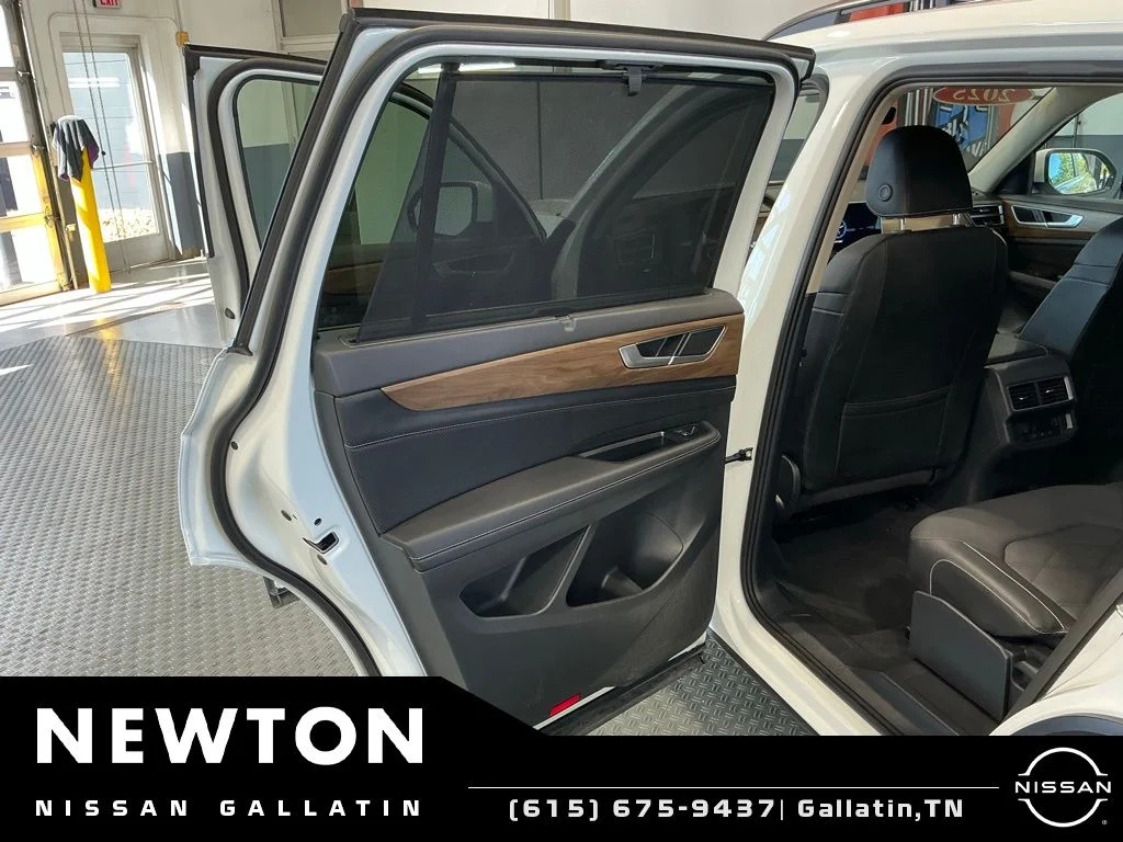 Used 2025 White Volkswagen 2.0T SE w/Technology image 34