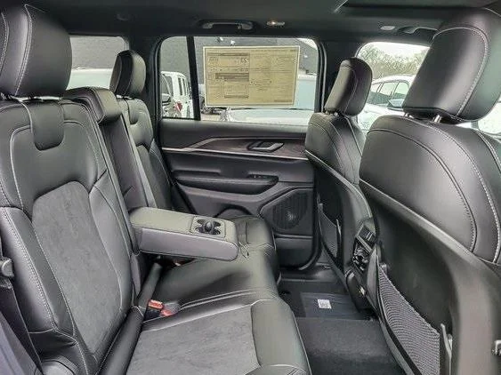 New 2026 Bright White Clear-Coat Exterior Paint Jeep Altitude image 9