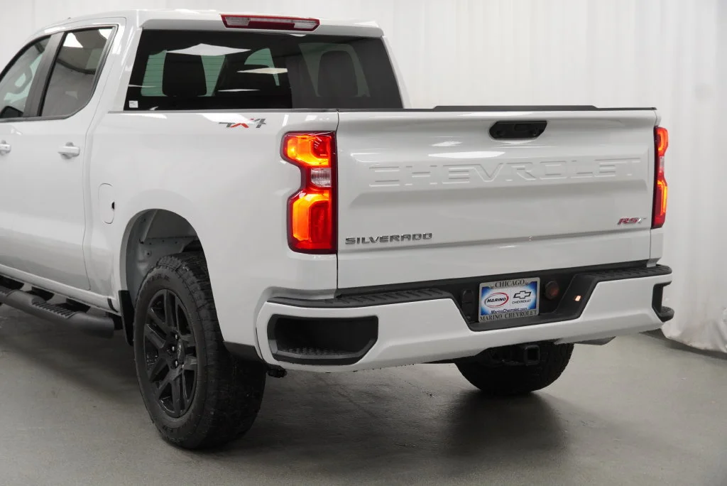 New 2026 Summit White Chevrolet RST image 17