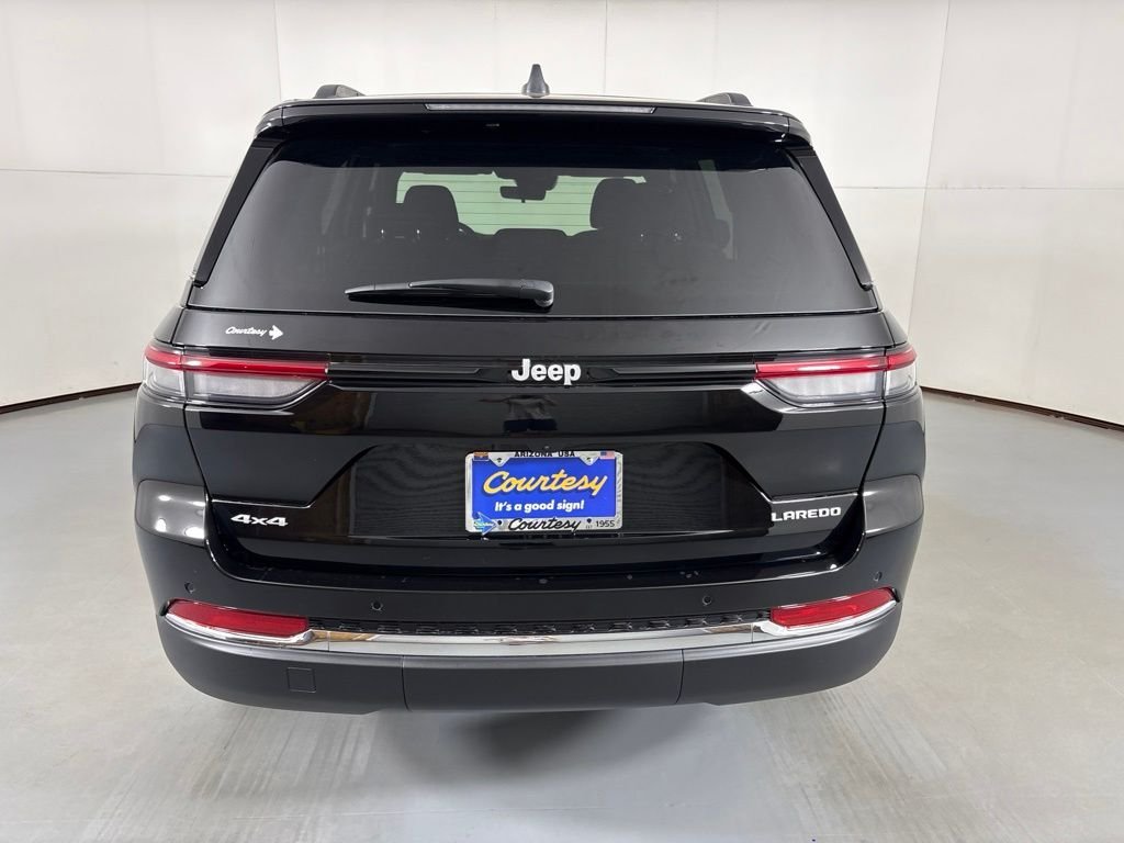 New 2026 Diamond Black Crystal Pearl-Coat Exterior Paint Jeep Laredo image 7