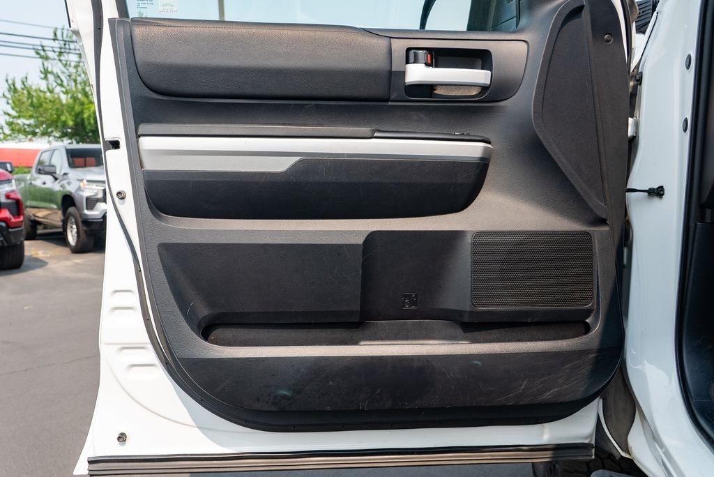 Used 2014 Super White Toyota SR5 image 24