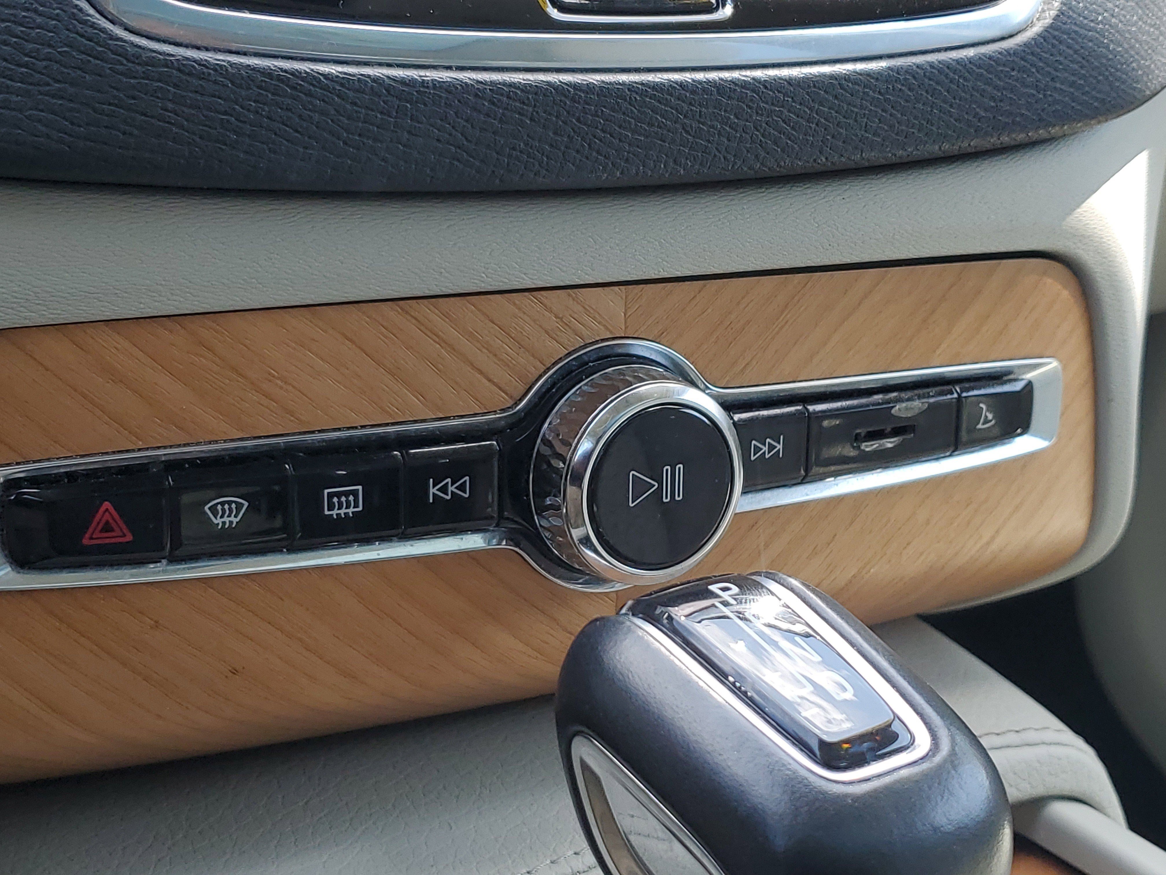 Used 2022 Bright Silver Metallic Volvo Momentum image 34