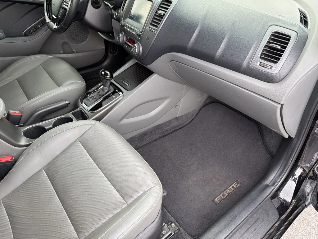 Used 2017 Black Kia EX image 23