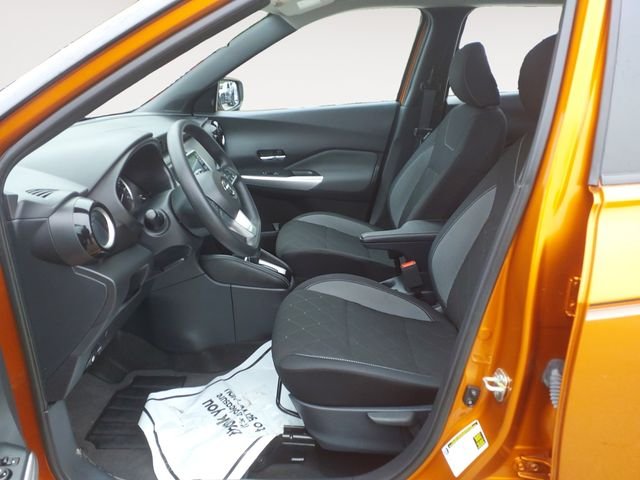 Used 2020 Orange Nissan SV image 9