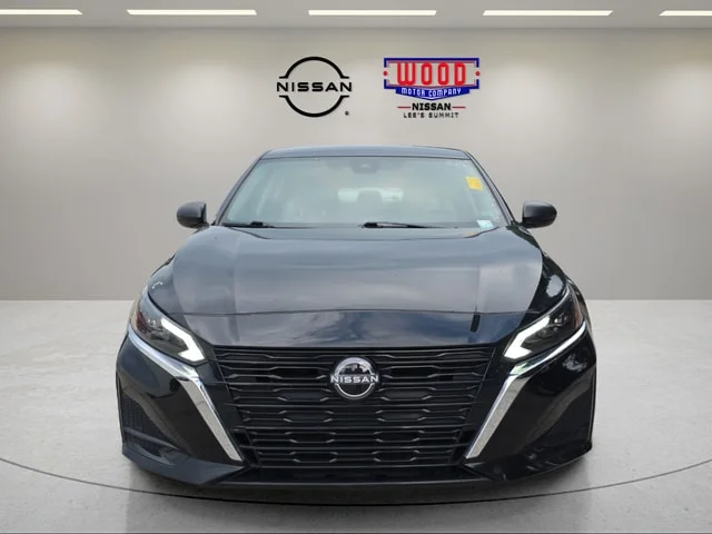 Used 2025 Super Black Clearcoat Nissan 2.5 SV image 6