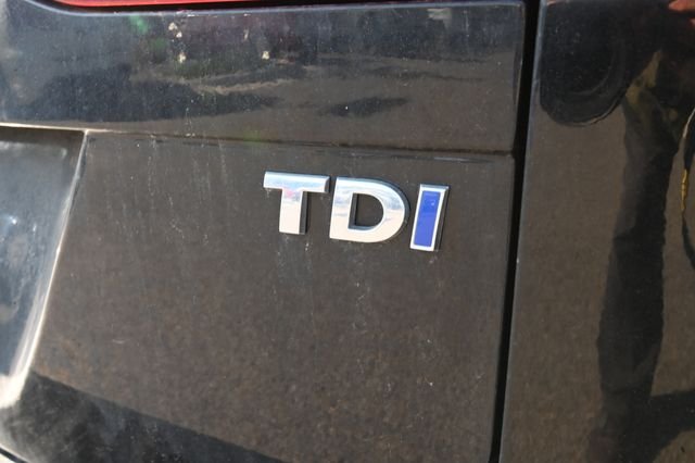 Used 2015 Black Volkswagen SE image 5