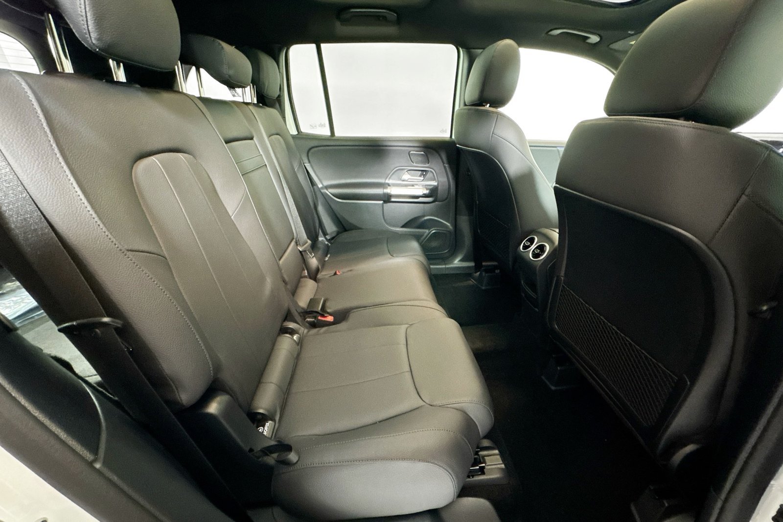 New 2026 Polar White Mercedes-Benz GLB 250 image 25