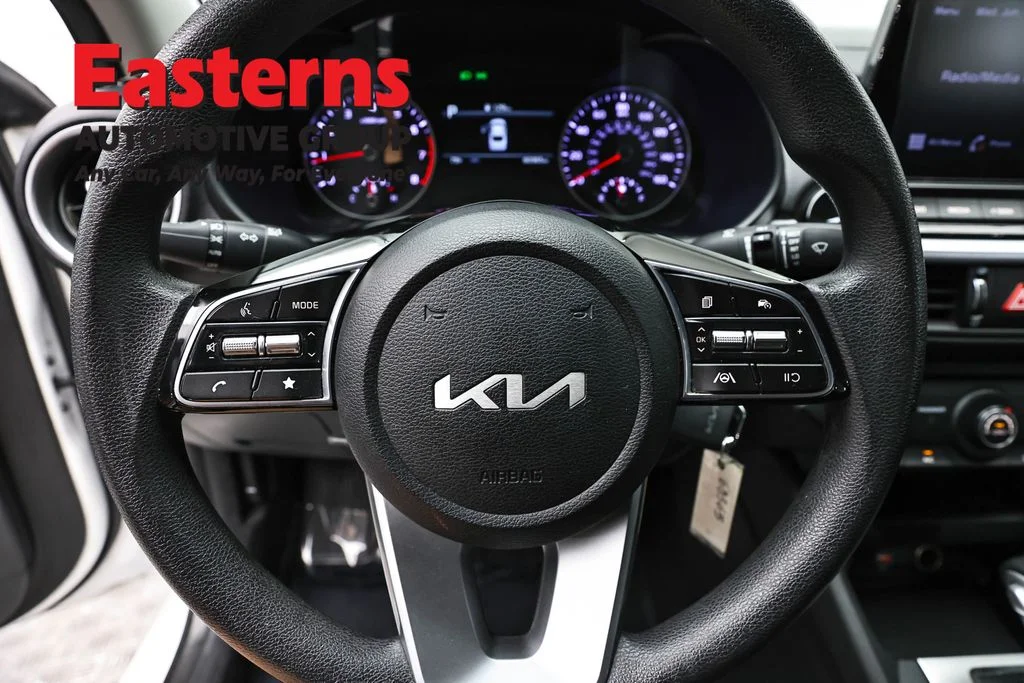 Used 2022 White Kia LXS image 10