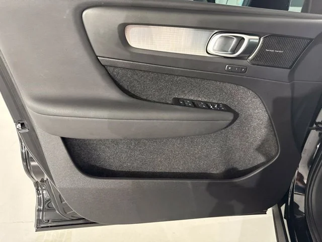 Used 2022  Volvo Momentum image 20