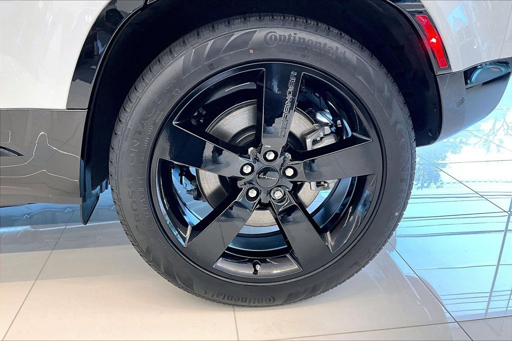 New 2026 White Land Rover X-Dynamic SE image 22