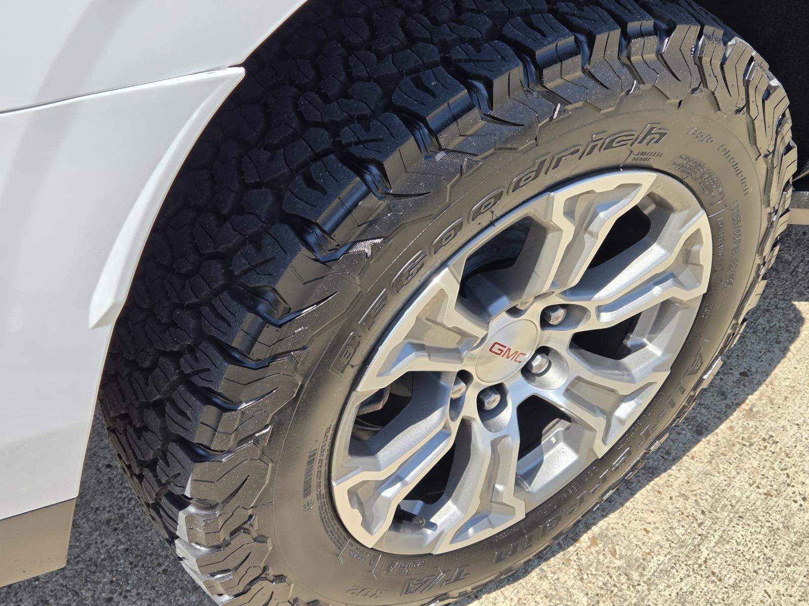 Used 2023 Summit White GMC SLE image 10