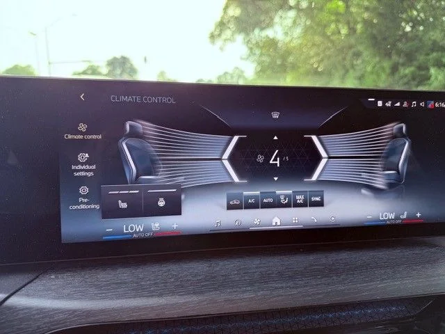 Used 2025 Skyscraper Grey Metallic BMW xDrive40 image 4
