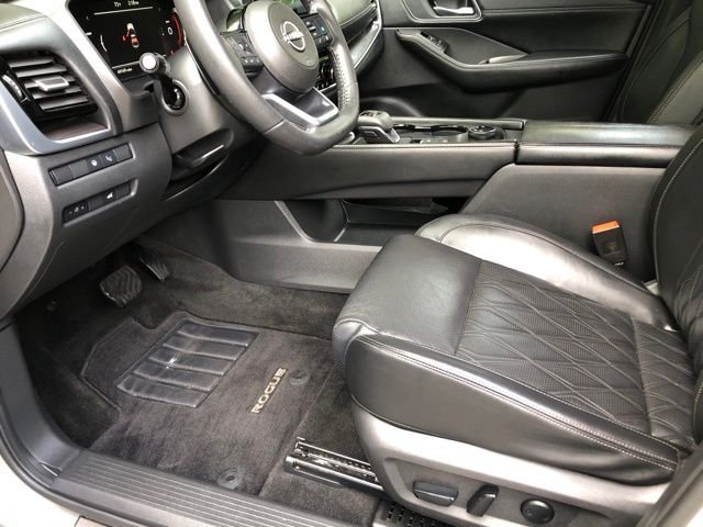 Used 2023 Champagne Silver Metallic Nissan Platinum image 23