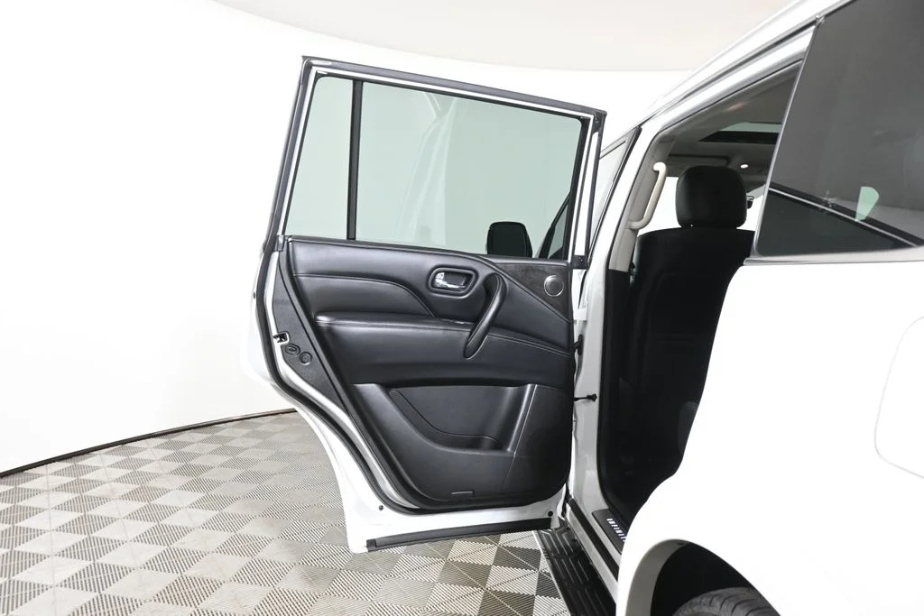 Certified Used 2023 White INFINITI LUXE image 34