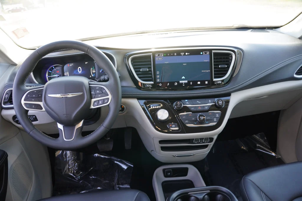 Used 2024 Silver Chrysler Select image 20