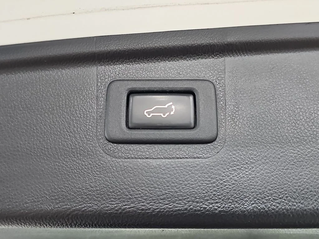 Used 2019 White Subaru 2.5i image 16
