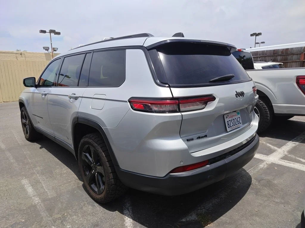 Used 2021 Silver Jeep Altitude image 4
