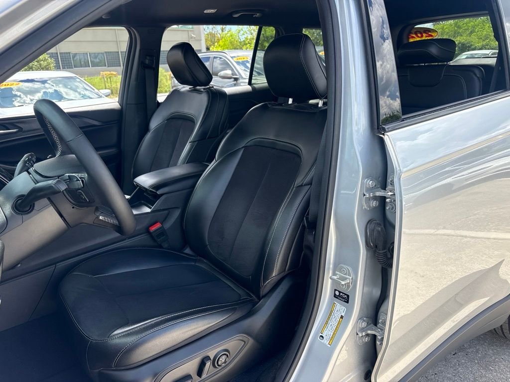 Used 2024 Silver Jeep Altitude image 9