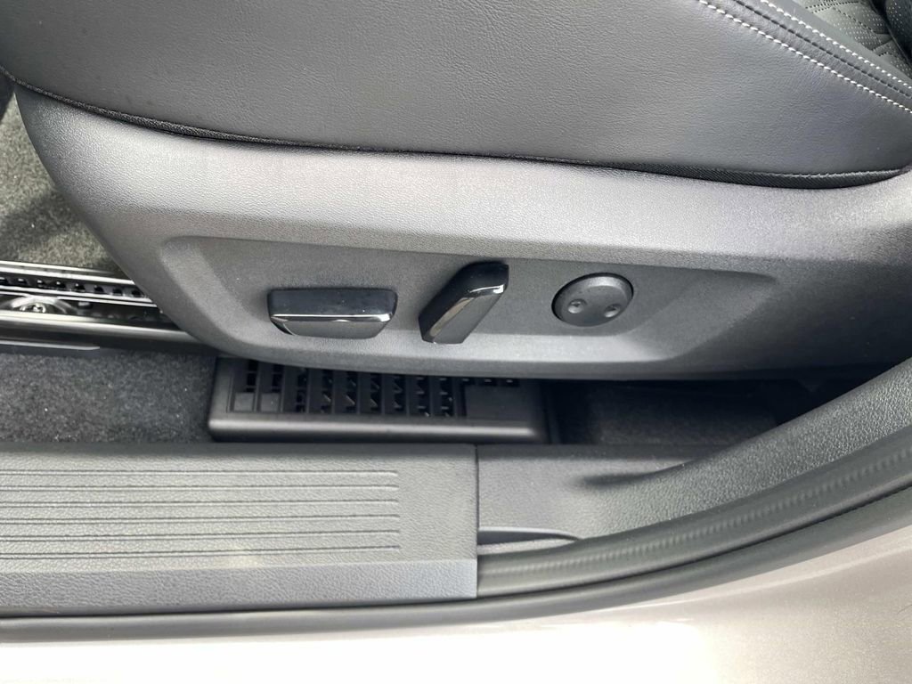 New 2026 Champagne Silver Metallic / Super Black Two-tone Nissan Platinum image 22