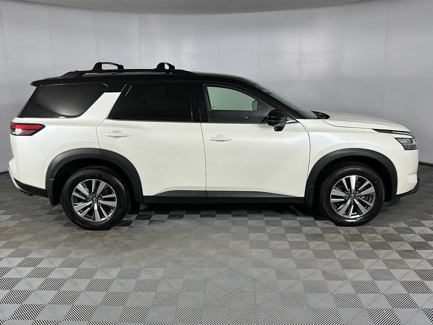 Certified Used 2024 Pearl White Tricoat/Super Black Nissan SL image 32