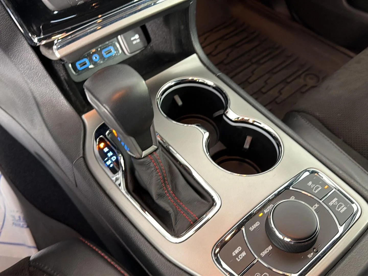 Used 2019 Bright White Clearcoat Jeep Trailhawk image 39