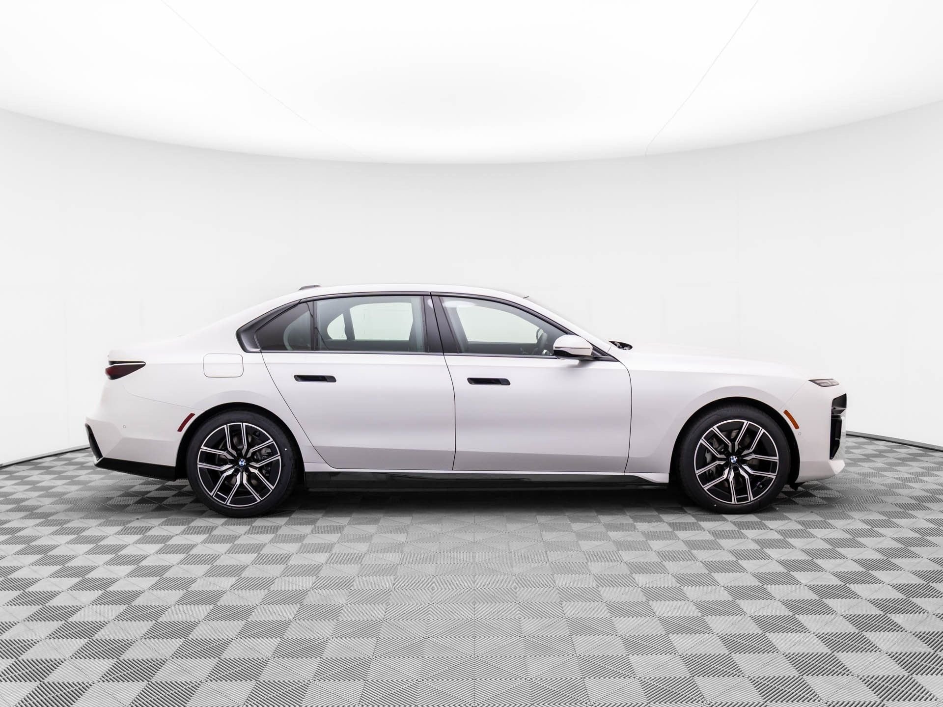 2025 BMW 7 Series 750e - Photo 8