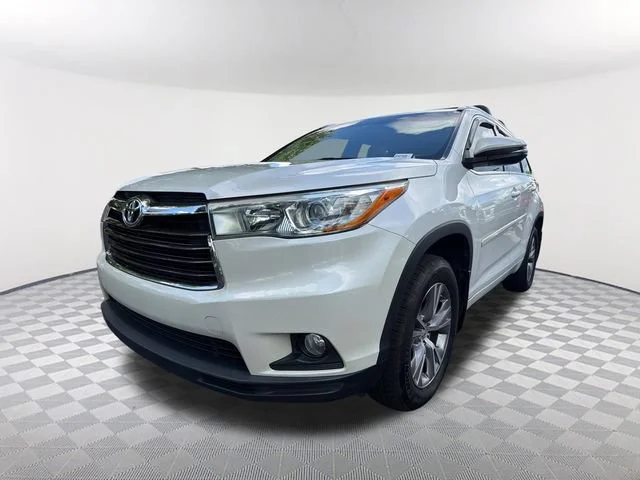 Used 2015 White Toyota XLE V6 image 1