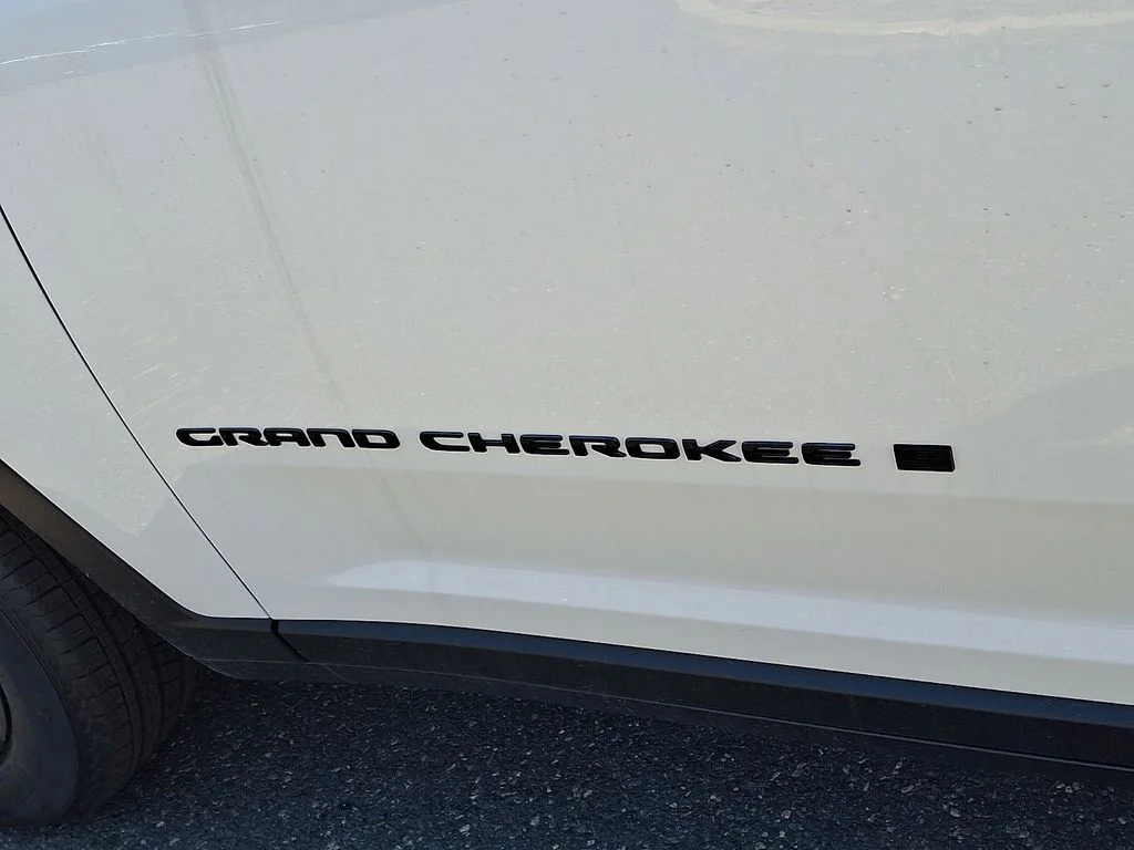 New 2026 Bright White Clear-Coat Exterior Paint Jeep Altitude image 15