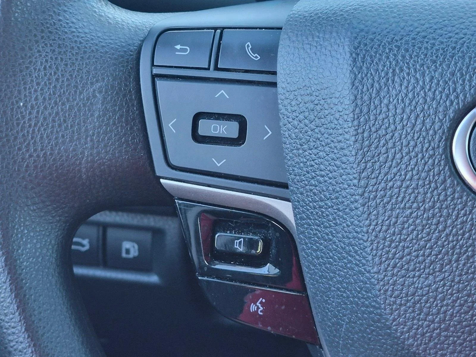 Used 2025 Ice Cap Toyota LE image 13