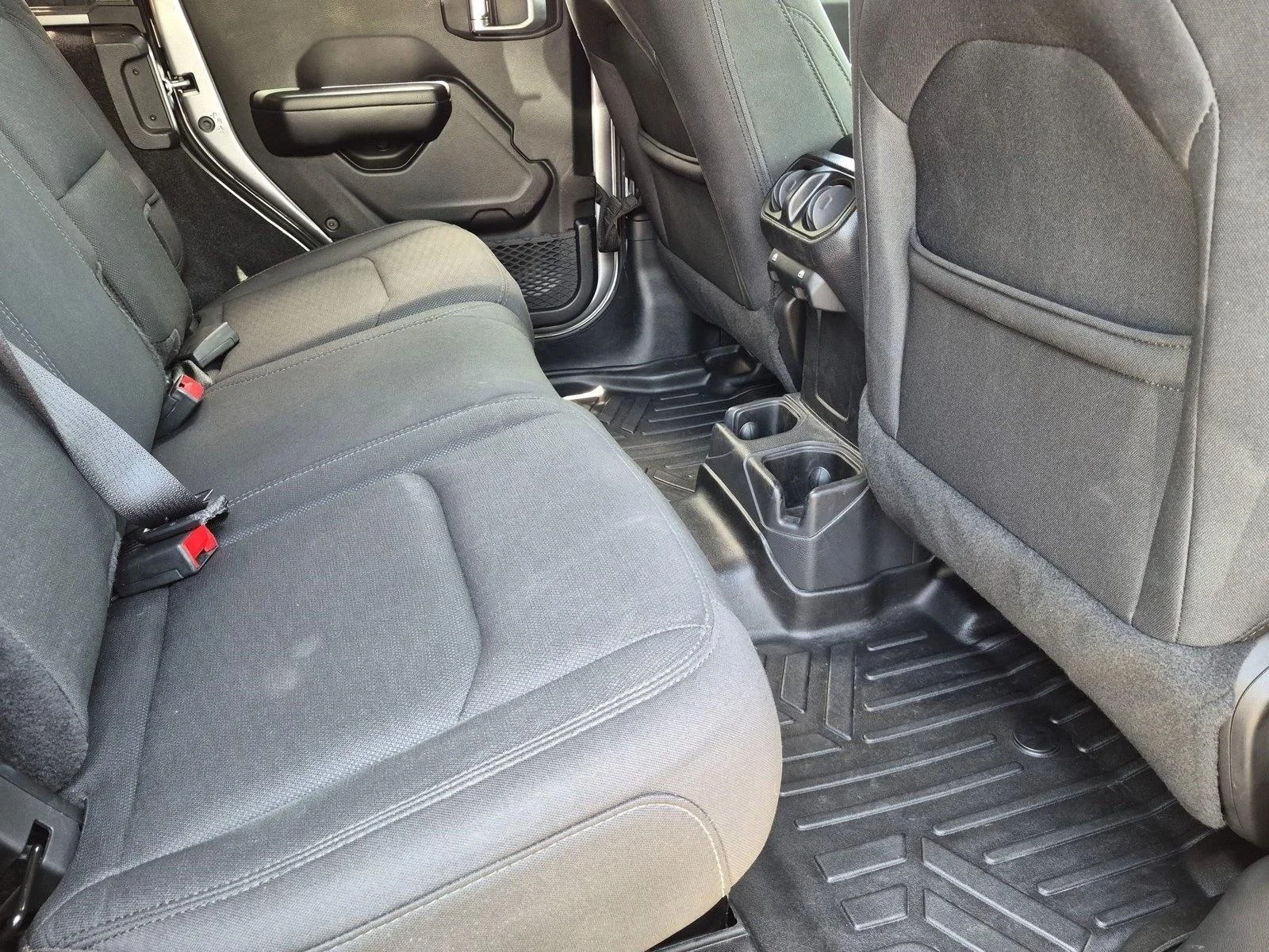 Used 2019 Billet Silver Metallic Clearcoat Jeep Sport S image 20
