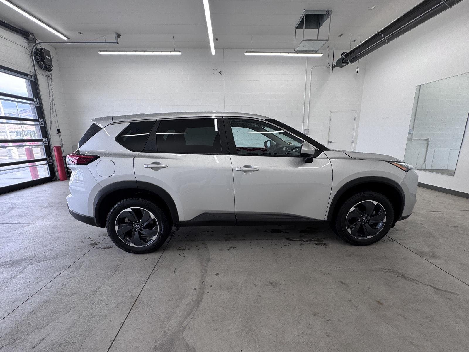 2024 Nissan Rogue SV - Photo 12