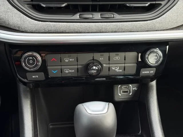 New 2026 Bright White Clear-Coat Exterior Paint Jeep Latitude image 16