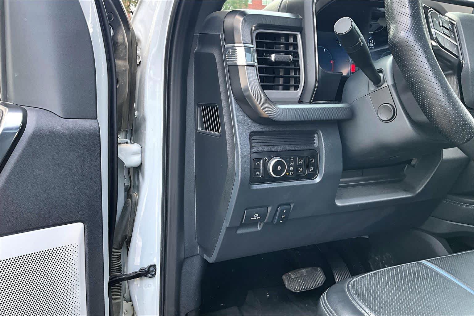 Used 2025 Avalanche Gray Ford Platinum image 28