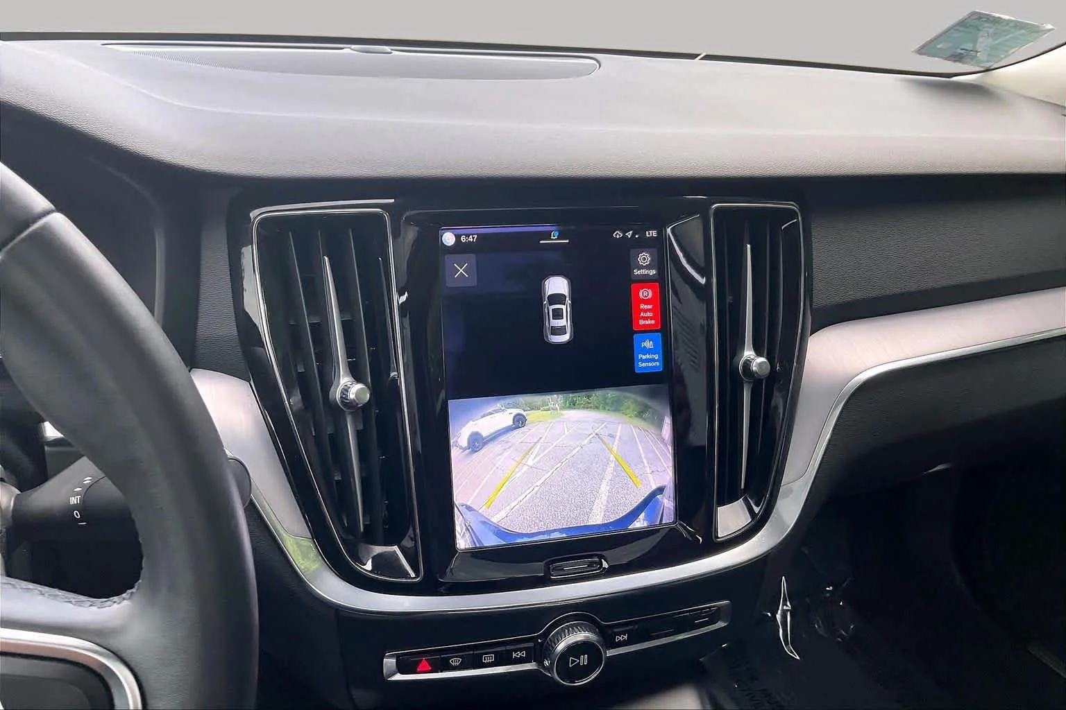 Used 2024  Volvo Core Dark Theme image 28