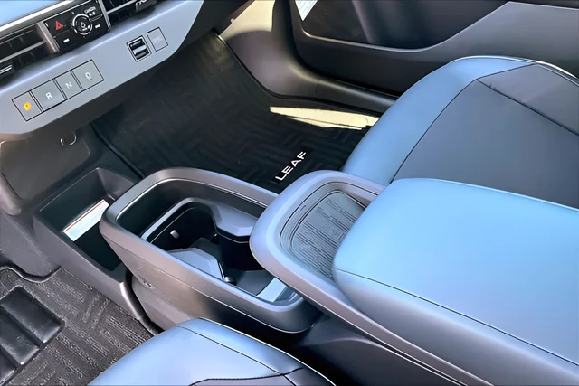 New 2026 Everest White Pearl TriCoat / Super Black Two-tone Nissan SV+ image 9