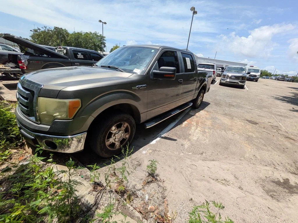 Used 2010 Gray Ford XL image 1