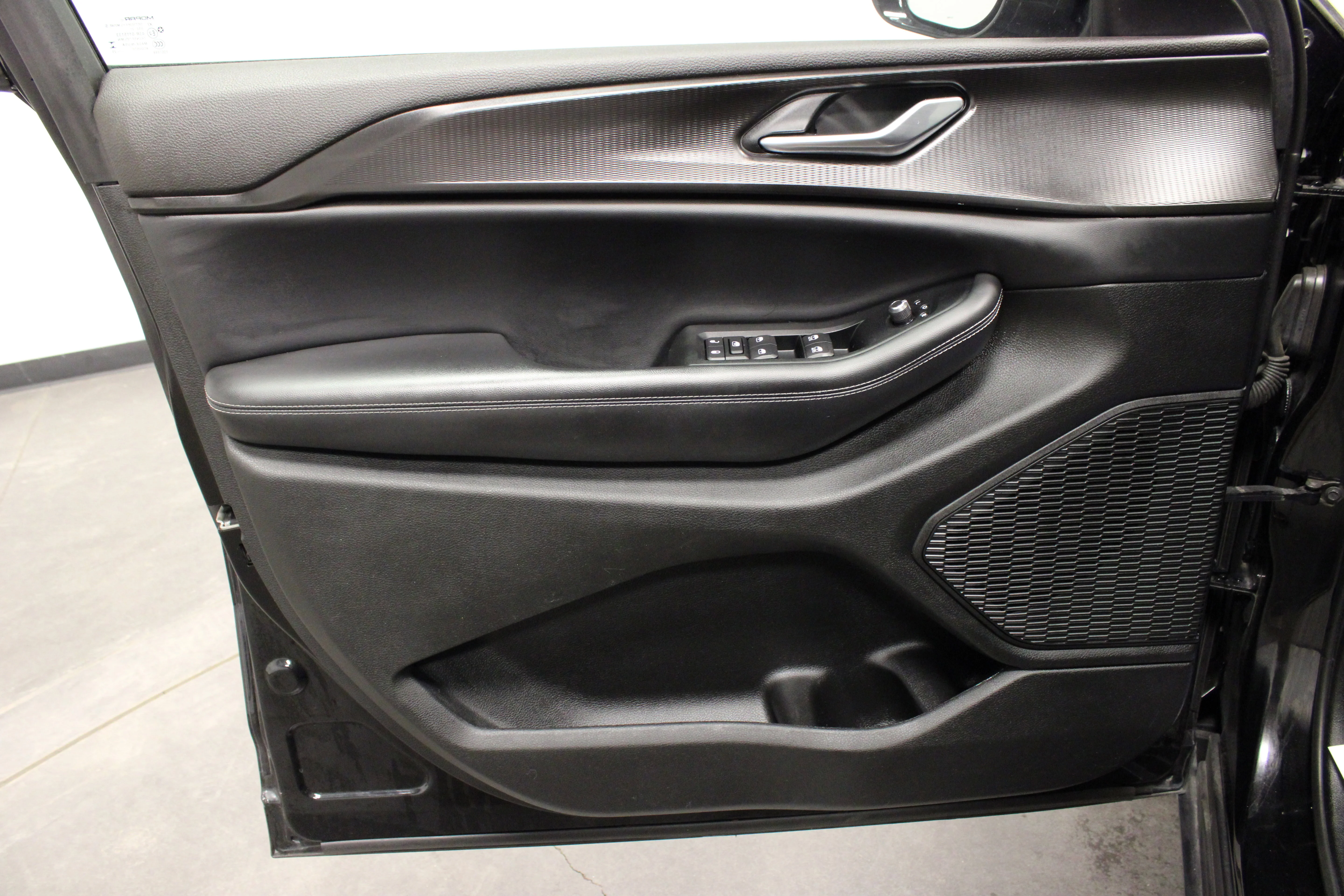 Used 2023 Diamond Black Crystal Pearlcoat Jeep Altitude image 20