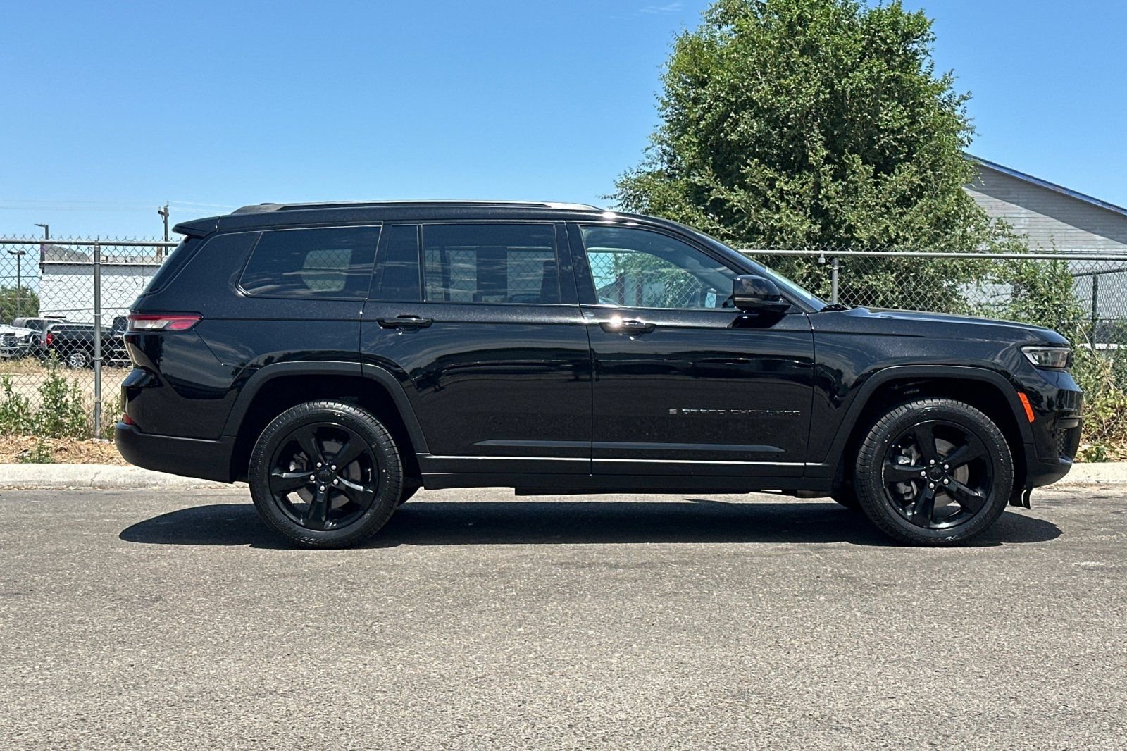 Used 2023 Black Jeep Altitude image 3