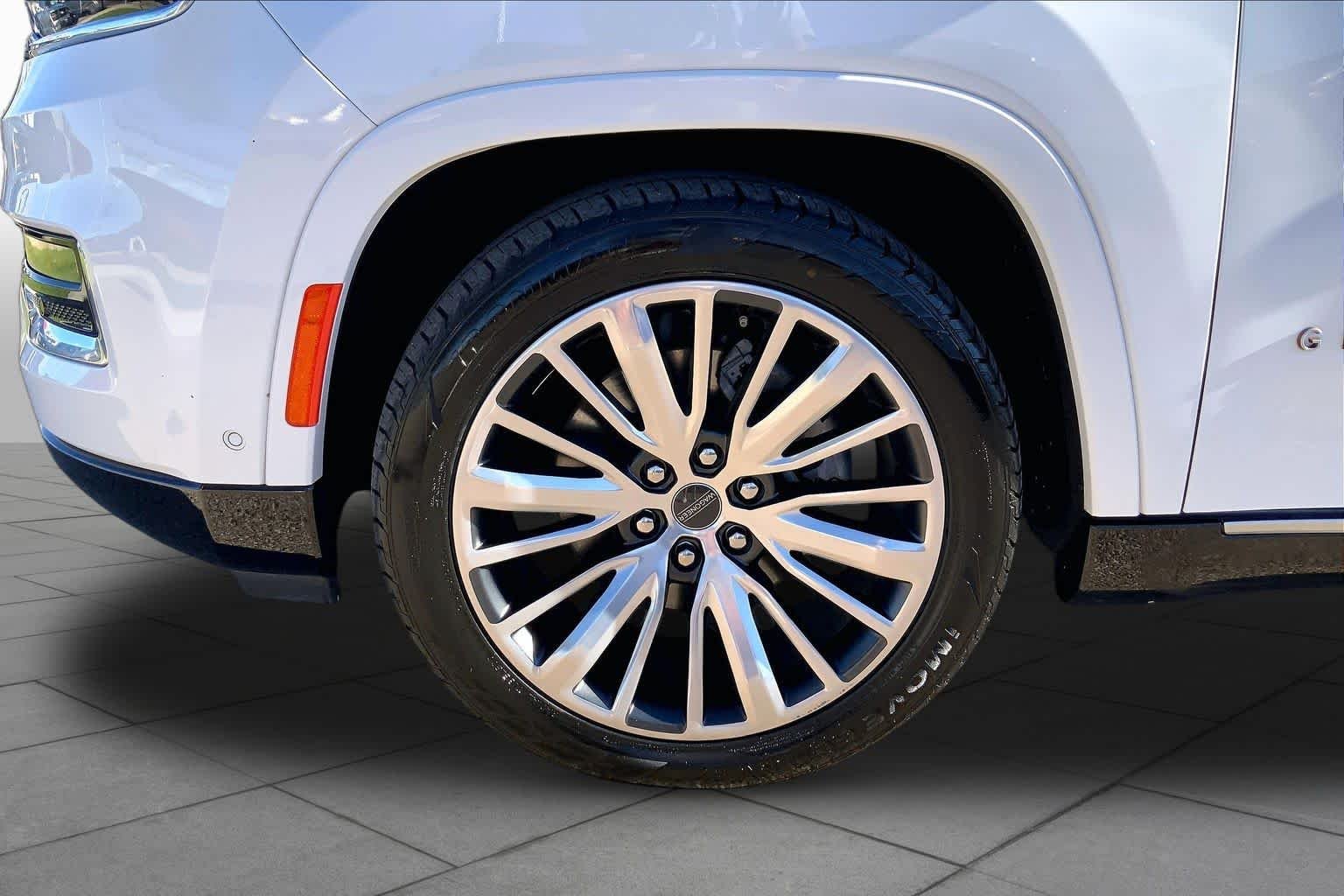Certified Used 2024 Bright White Clearcoat Jeep Series III image 11