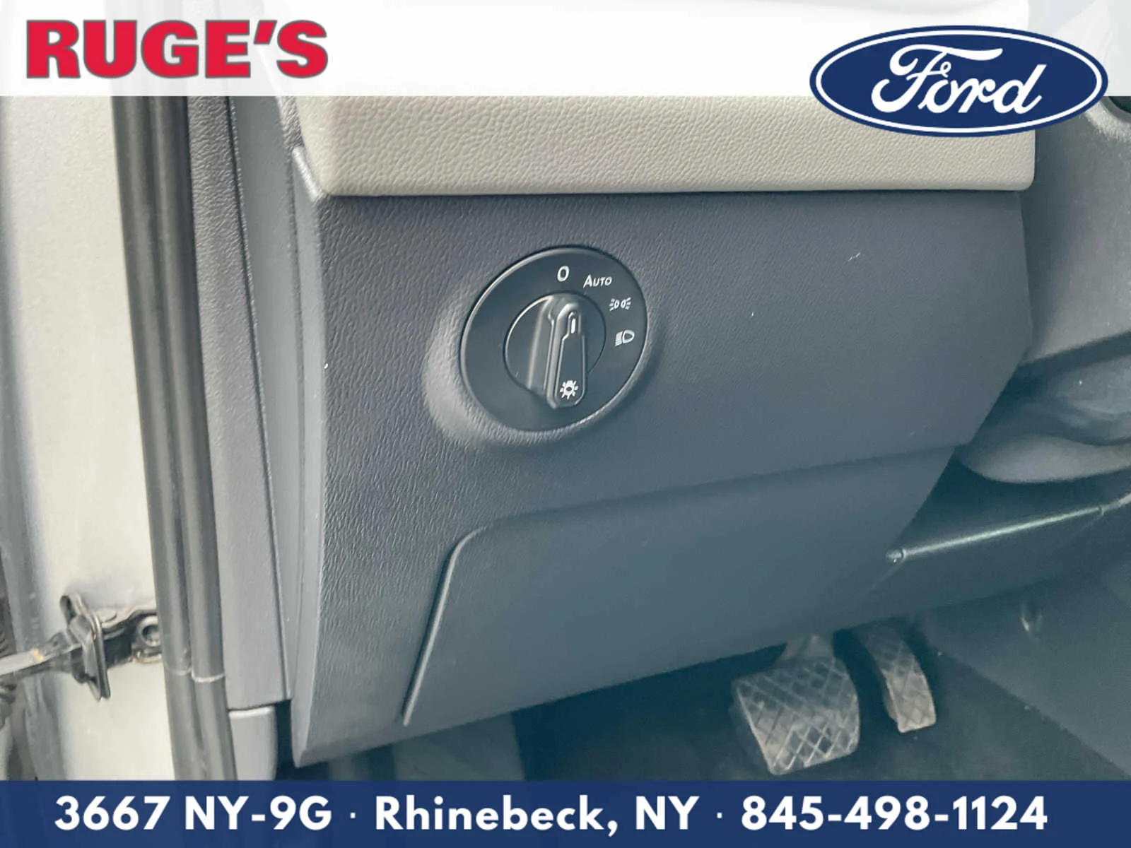 Used 2022 Pyrite Silver Metallic Volkswagen SE image 17