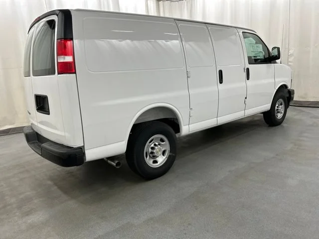 New 2026 Summit White Chevrolet WT image 4