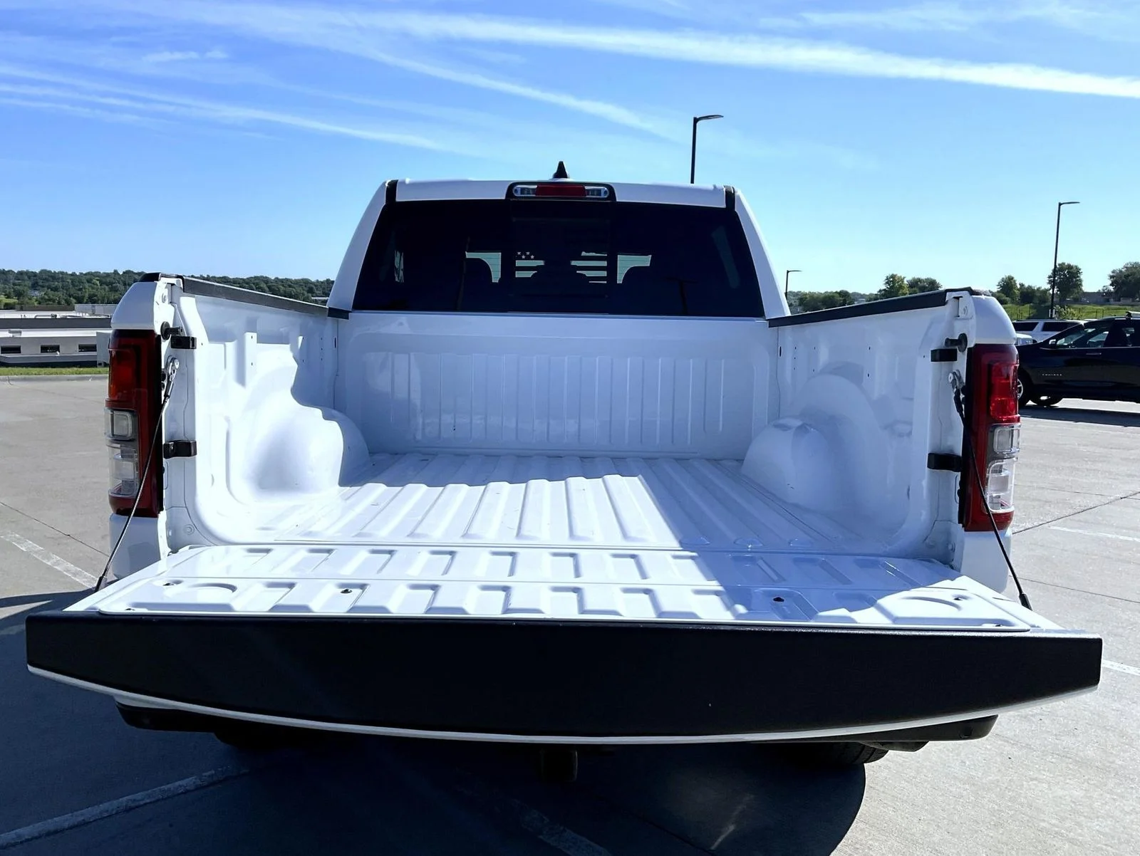 Used 2022 White Ram Big Horn/Lone Star image 9