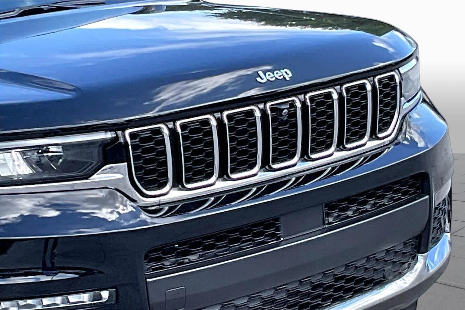 Used 2024 Diamond Black Crystal Pearlcoat Jeep Limited image 27