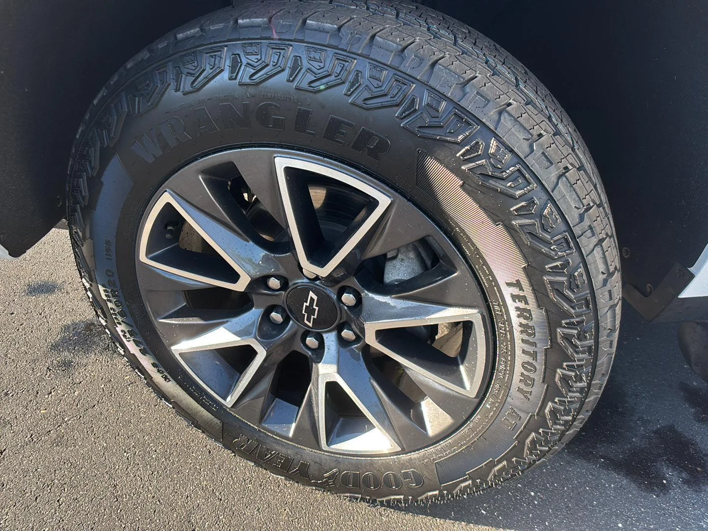 Used 2023 Summit White Chevrolet Z71 image 5