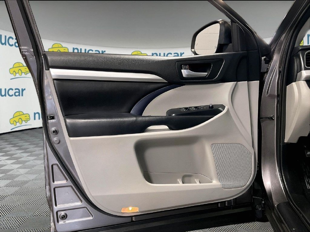 Used 2019 Gray Toyota XLE image 9